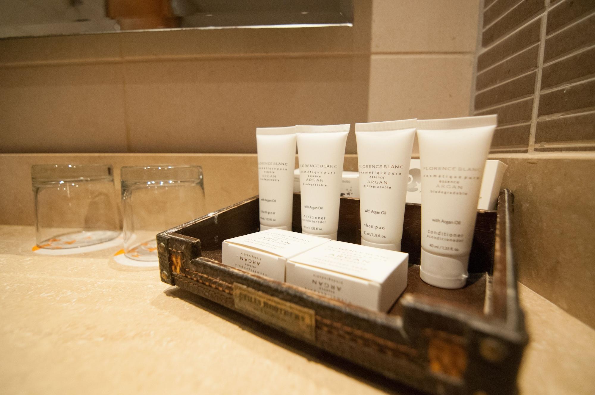 Enjoy Coquimbo Hotel ภายนอก รูปภาพ A selection of toiletries in a hotel bathroom